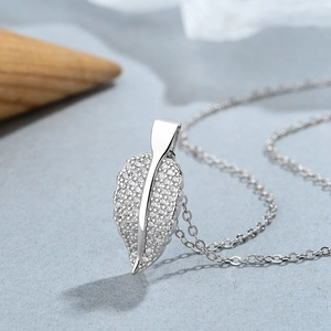 Collier en argent 925 avec pendentif feuille serti de zircones sur une chaîne en O