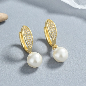 Boucles d'oreilles élégantes en argent 925 avec perles et cristaux de zircone