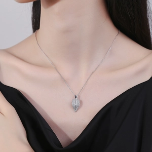Collier élégant en argent sterling 925 avec pendentif feuille et cristaux étincelants