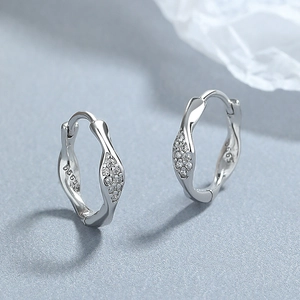 S925 Sterling Silber Möbius Ohrringe mit gedrehtem Design und funkelnden Zirkoniasteinen