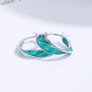 Orecchini a cerchio Mobius in argento 925 con smalto verde e design a torsione