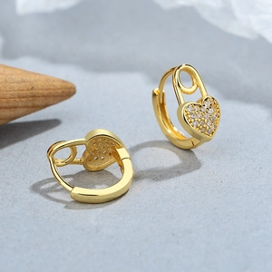 Orecchini a cuore in argento 925 dorato con pavé di zirconi cubici brillanti