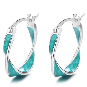 Orecchini Mobius in argento 925 con intarsio in smalto verde su sfondo bianco