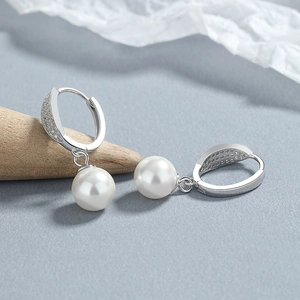 Boucles d'oreilles perles en argent 925 avec cristaux pavés et finition polie brillante