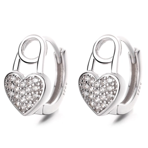 Orecchini a cerchio a cuore in argento 925 con pavé completo di zirconi scintillanti