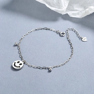 Dettaglio del bracciale in argento sterling S925 con pendente a smile e charm a cuore