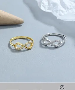 Vue macro de bagues infini ajustables en or et argent avec zircons brillants sertis
