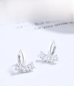Macro di orecchini a cerchio in argento sterling 925 con tre pietre di zircone incastonate