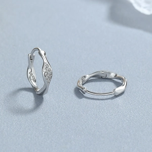 Elegante Creolen aus 925er Sterlingsilber im Mobius-Design mit Zirkonia-Steinen