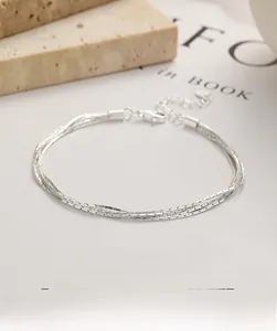 Dettaglio del bracciale a doppia catena serpente in argento con chiusura a moschettone regolabile