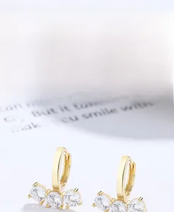 Dettaglio dei cerchi in argento sterling S925 con tre pietre di zircone bianco incastonate