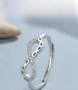 Détail d'une bague infini en argent S925 sertie de pierres en zircone cubique blanches