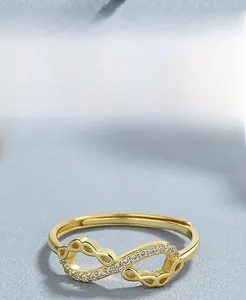 Vue macro d'une bague infini en argent S925 doré avec des zircons blancs brillants