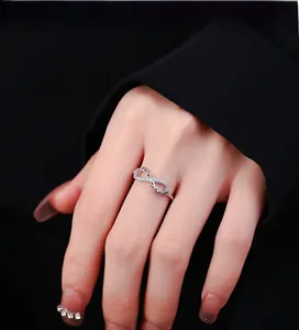 Gros plan d'une bague infini en argent 925 avec pierres portée sur la main