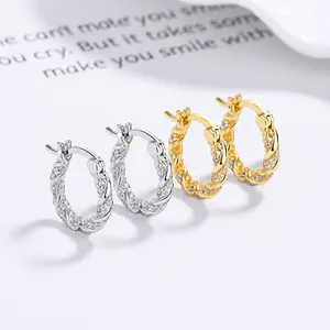 Ein Paar 925 Silber Twisted-Hoop-Ohrringe mit glitzerndem Zirkon in Gold und Silber