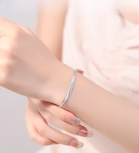 Dettaglio di un bracciale a catena serpente multistrato in argento sterling 925
