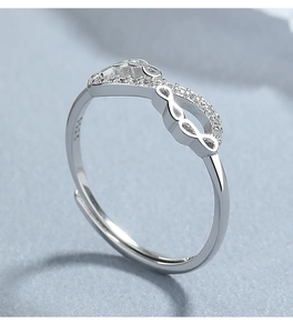 Vue macro d'une bague infini en argent 925 avec pierres serties et poinçon de garantie S925