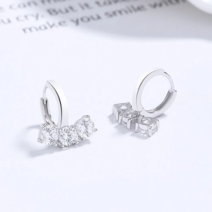 Orecchini a cerchio in argento sterling 925 con tre zirconi tondi scintillanti
