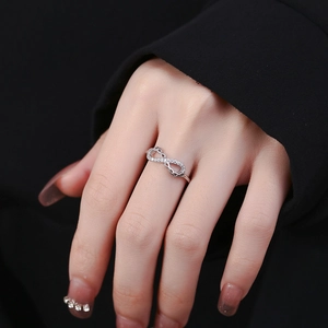 Bague infini minimaliste en argent 925 avec zircons scintillants portée à la main