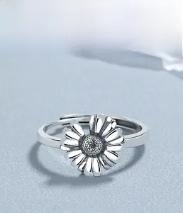 Detail of 925 sterling silver daisy ring with multi-layer plating and adjustable band