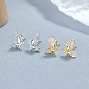 Dettaglio degli orecchini a farfalla in argento 925 e oro con intarsi in zircone e mop