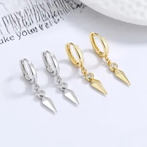 Détails des boucles d'oreilles créoles or et argent avec zircon et breloques cônes