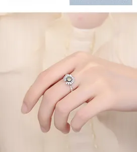Close-up of S925 silver daisy ring featuring delicate petals and yellow gemstone center