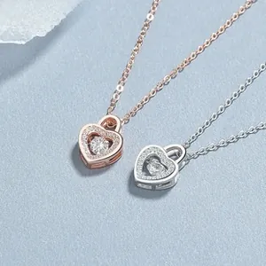 Dettaglio di collane con lucchetto a cuore in argento 925 finitura oro rosa e argento