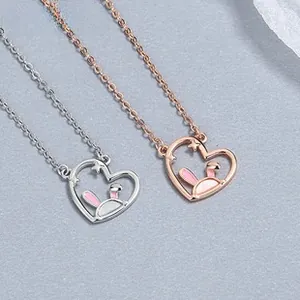 Dettaglio di collane cuore con coniglio in argento e oro rosa con smalto rosa