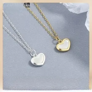 Dettaglio collane a cuore in argento sterling 925 nelle finiture oro e argento