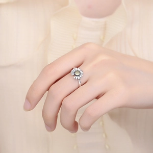 925 sterling silver daisy ring for women featuring a yellow gemstone center and silver petals