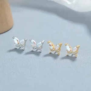 Dettaglio di orecchini a farfalla in argento sterling 925 con brillanti pietre di zirconia