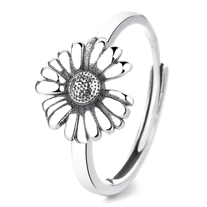 Adjustable 925 sterling silver daisy ring with polished finish and detailed petals