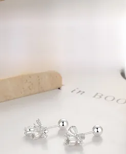 Détail macro de boucles d'oreilles muguet en argent S925 avec nœud et fermoir à vis
