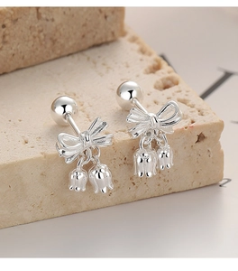 Détail macro des boucles d'oreilles muguet en argent 925 avec nœud et fermoir à vis