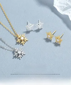 Detaillierte Nahaufnahme von 925er Sterling Silber Schneeflocken Halsketten und Ohrring Sets