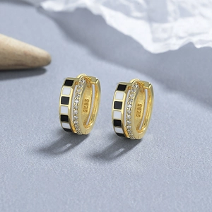 Boucles d'oreilles créoles en argent 925 dorées avec zircons et émail en damier chic