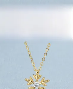 Makro-Detail von vergoldetem S925 Sterling Silber Schneeflocken-Anhänger mit Zirkonia-Stein