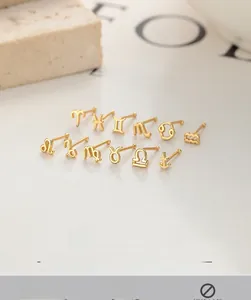 Vue détaillée des 12 boucles d'oreilles constellations en finition dorée sur argent 925