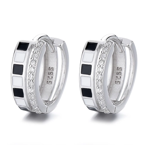 Créoles en argent 925 à motif damier avec pavé de cristaux et émail noir chic