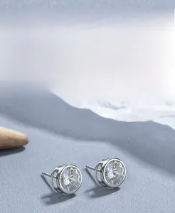 Macro di orecchini a lobo in argento 925 con zircone rotondo e montatura a griffe