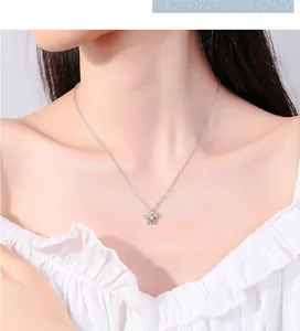 Detailaufnahme einer 925 Sterling Silber Schneeflocken Kette mit Zirkonia Stein Besatz