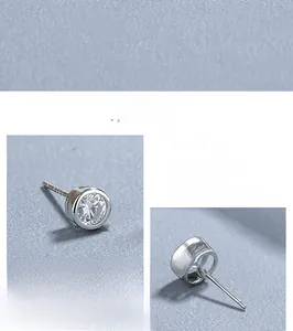 Vista macro di orecchini a lobo in argento sterling 925 con zirconi tondi chiari