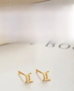Détail macro de la boucle d'oreille zodiaque Gémeaux en argent S925 plaqué or avec fermoir