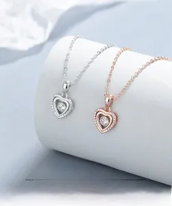 Dettaglio di collane a cuore in argento 925 color argento e oro rosa con zircone