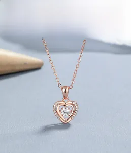 Dettaglio della collana a cuore in argento S925 con zircone centrale scintillante