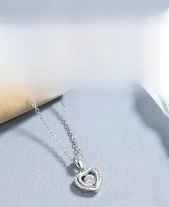 Dettaglio della collana a cuore in argento 925 con uno zircone centrale super luminoso