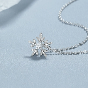 Halskette aus 925 Sterling Silber mit Schneeflocken-Anhänger und Zirkonia auf Blau