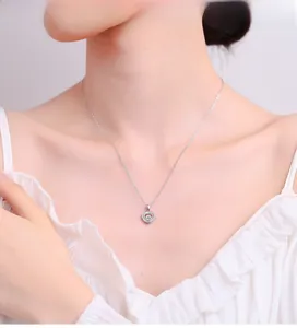 Primo piano della collana a cuore in argento 925 con zircone lucido su modella