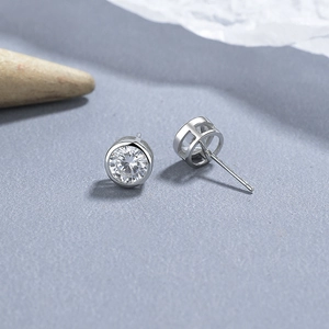 Orecchini a perno classici in argento 925 con zirconi tondi e montatura a castone